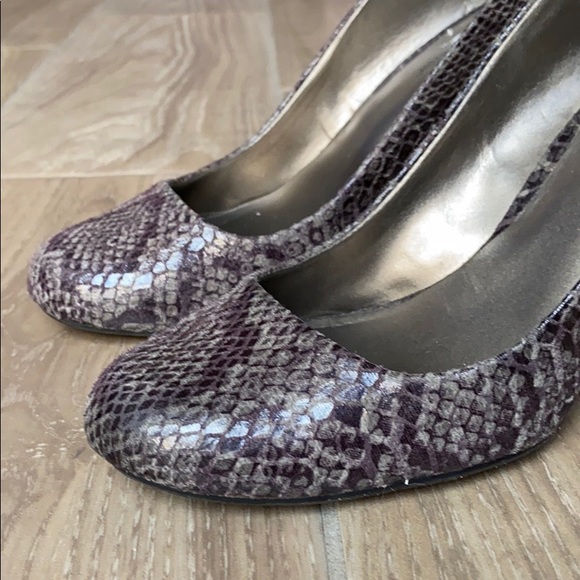 WORTHINGTON Gray Python Round Toe Wedges - Picture 3 of 5